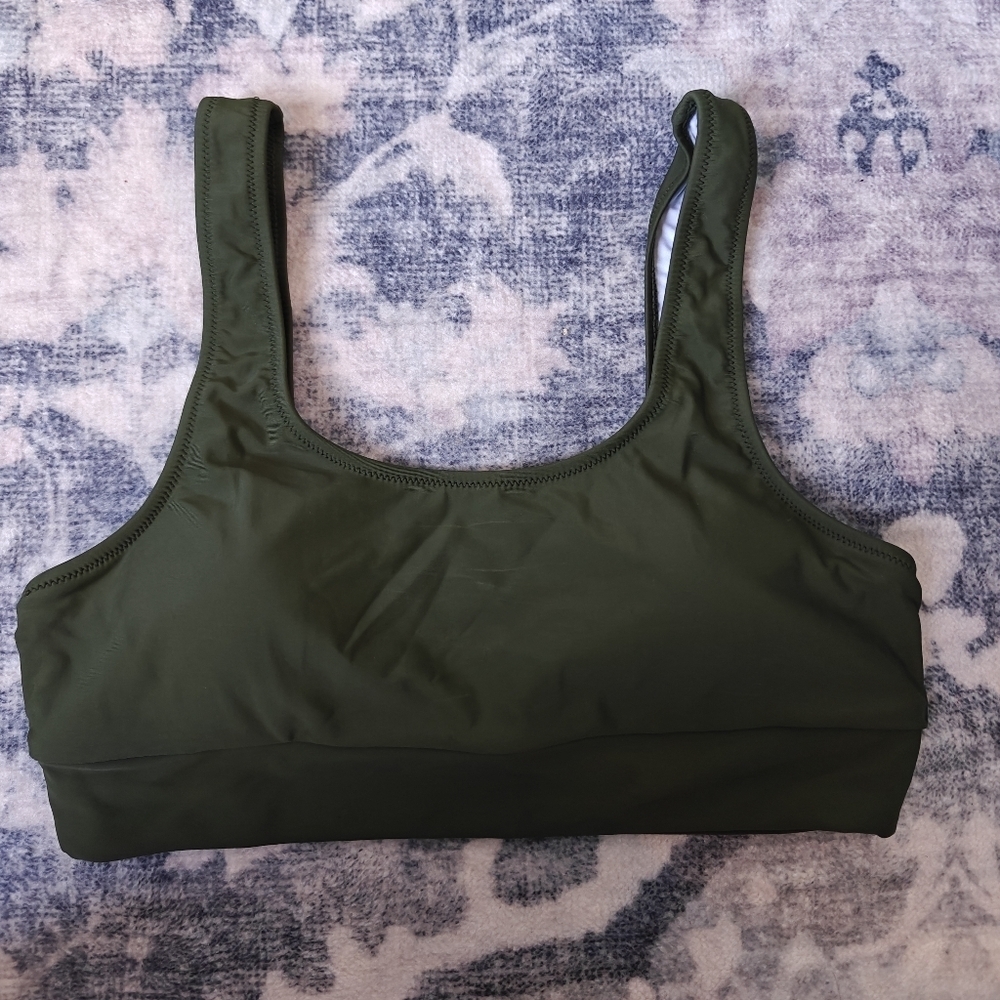 BNWOT women's Green Bikini Top